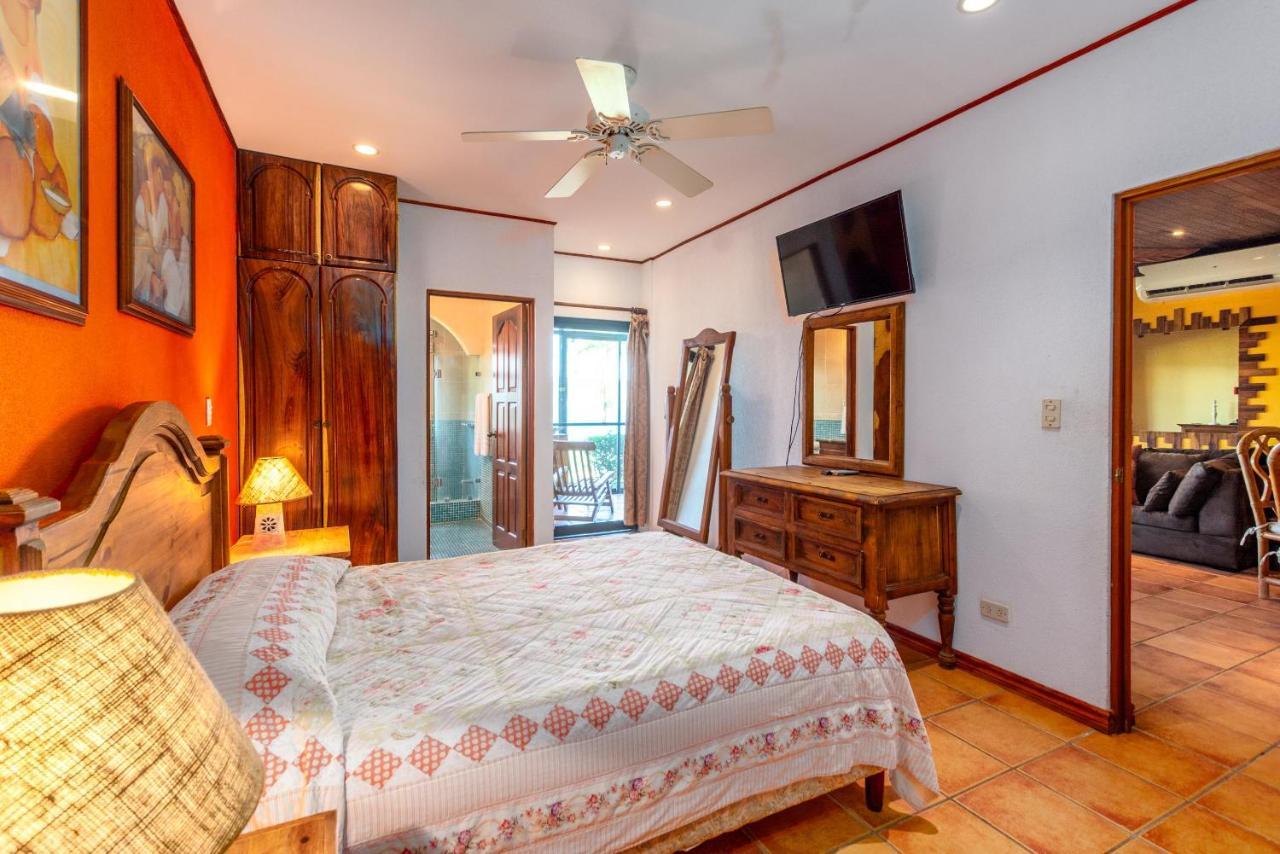 Warm Interiors And Orange Hues On Ground Floor In Front Of Beach Playa Flamingo Buitenkant foto
